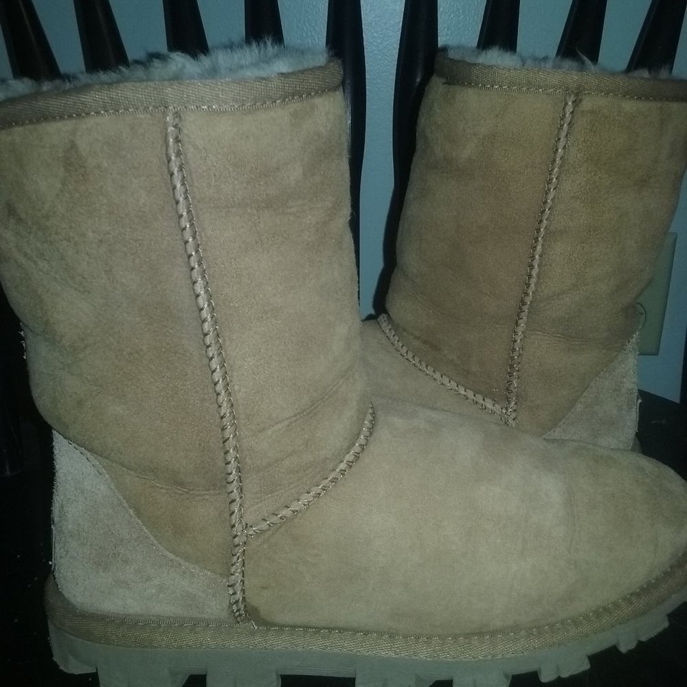 UGG short chestnut classic boots size 7
